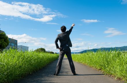 背中を見せる男性